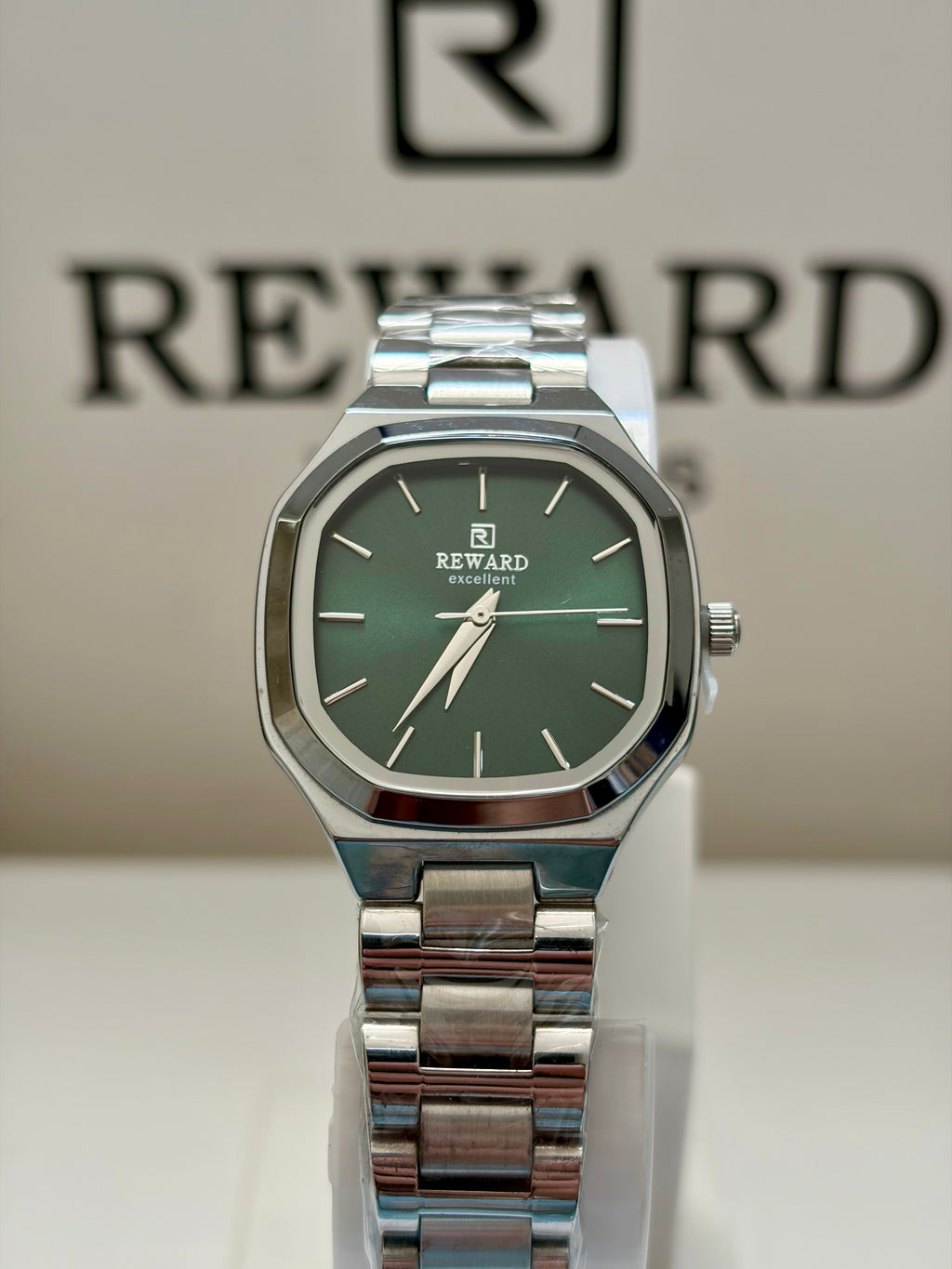 Reward Facette Perle — détail lunette dorée montre femme Tunisie