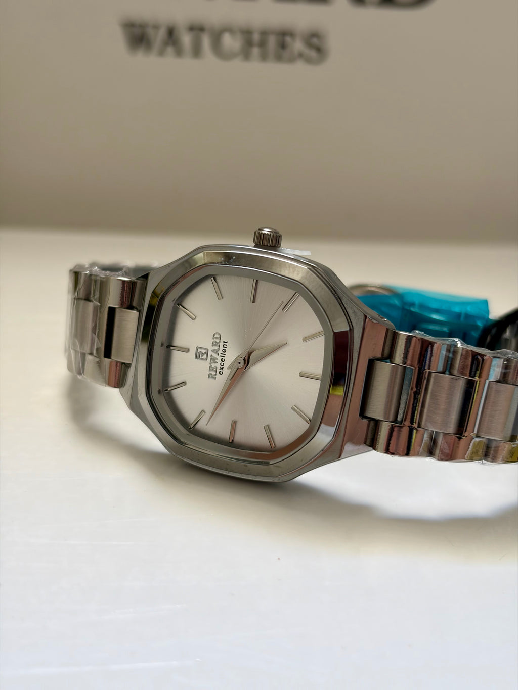 Reward Facette Givré — détail bracelet acier massif montre femme Tunisie