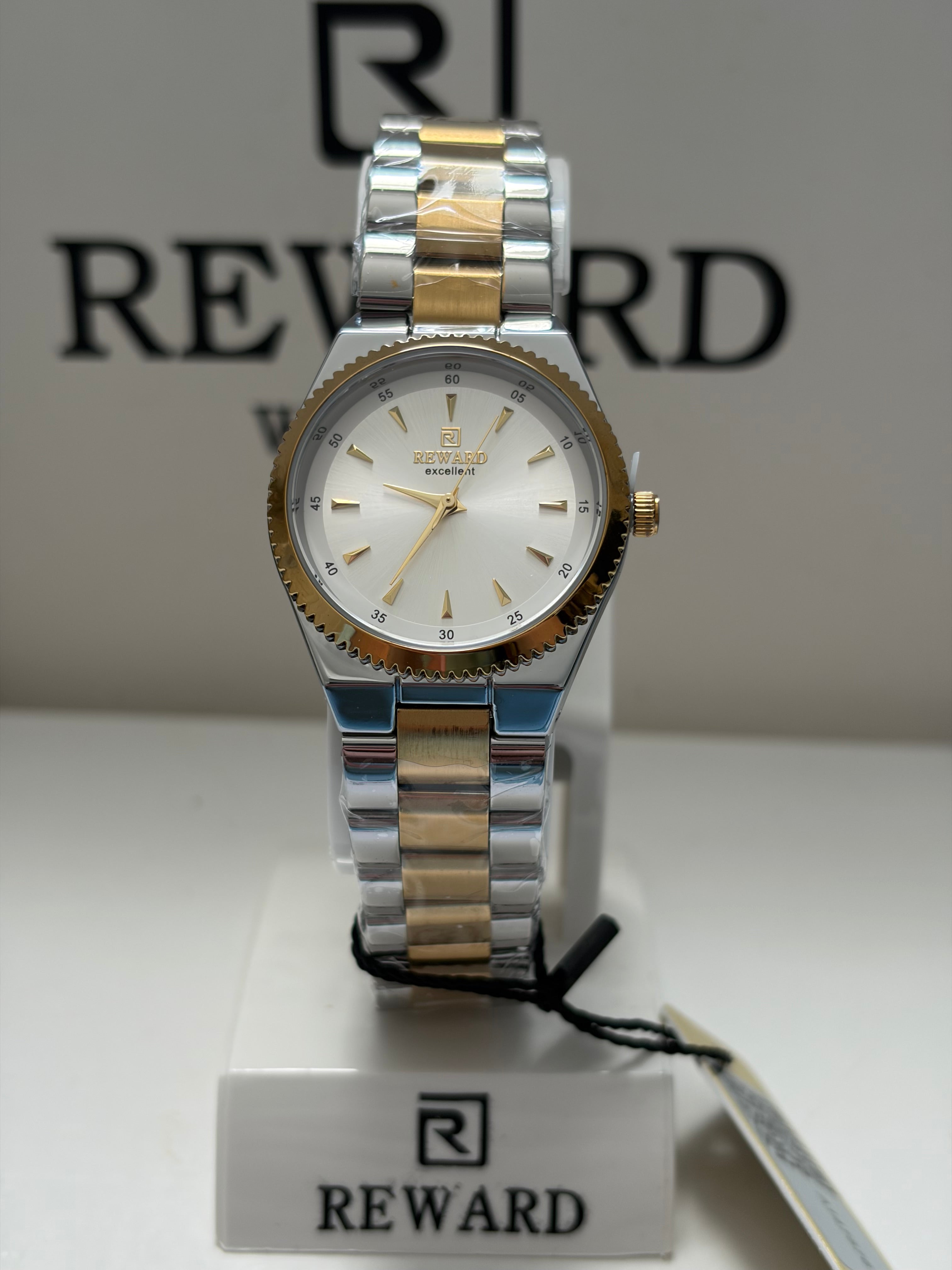 Reward Lumière Céleste — détail lunette côtelée montre femme Tunisie
